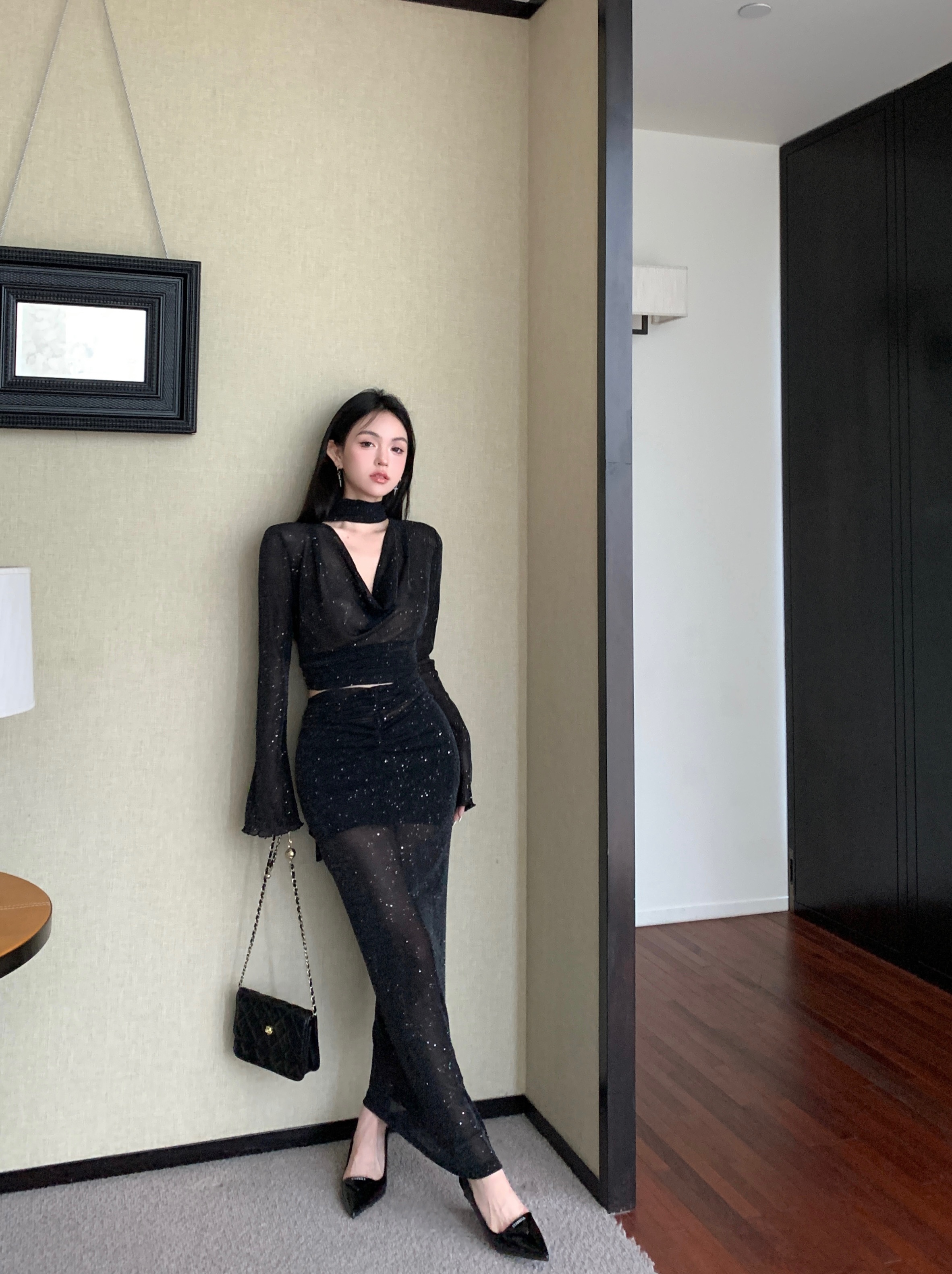 Real shot of sparkling suit with halter neck V-neck sexy hot girl design two-piece suit