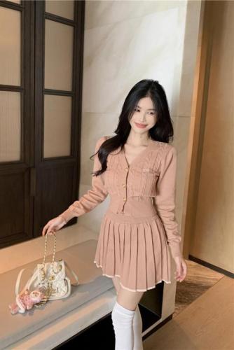 Early autumn outfit, v-neck long-sleeved knitted cardigan, pleated skirt, two-piece set