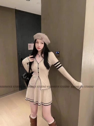 Xiaoxiangfeng knitted two-piece suit skirt for women  early autumn new long-sleeved cardigan top + pleated A-line skirt