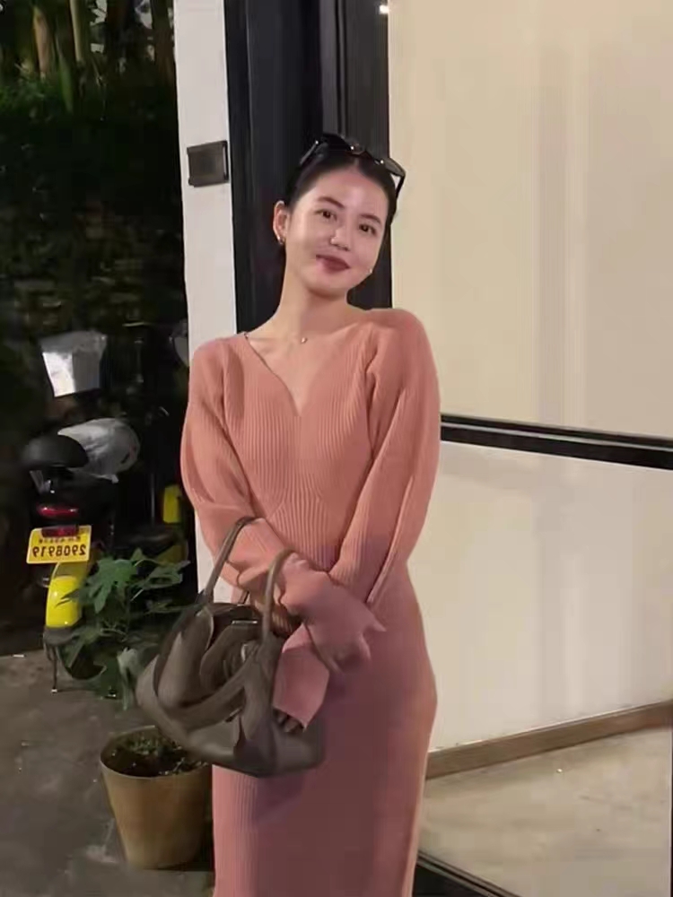 官圖包芯紗-秋冬V領針織連衣裙女復古感高腰長裙百搭氣質包臀裙