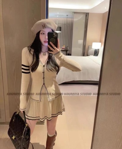 Xiaoxiangfeng knitted two-piece suit skirt for women  early autumn new long-sleeved cardigan top + pleated A-line skirt