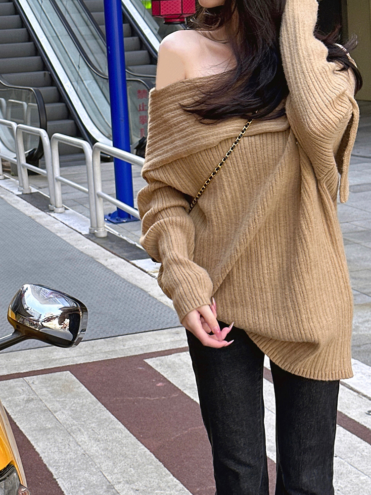 卡其色慵懶一字肩毛衣女2023秋冬新款高級感溫柔長款露肩針織上衣