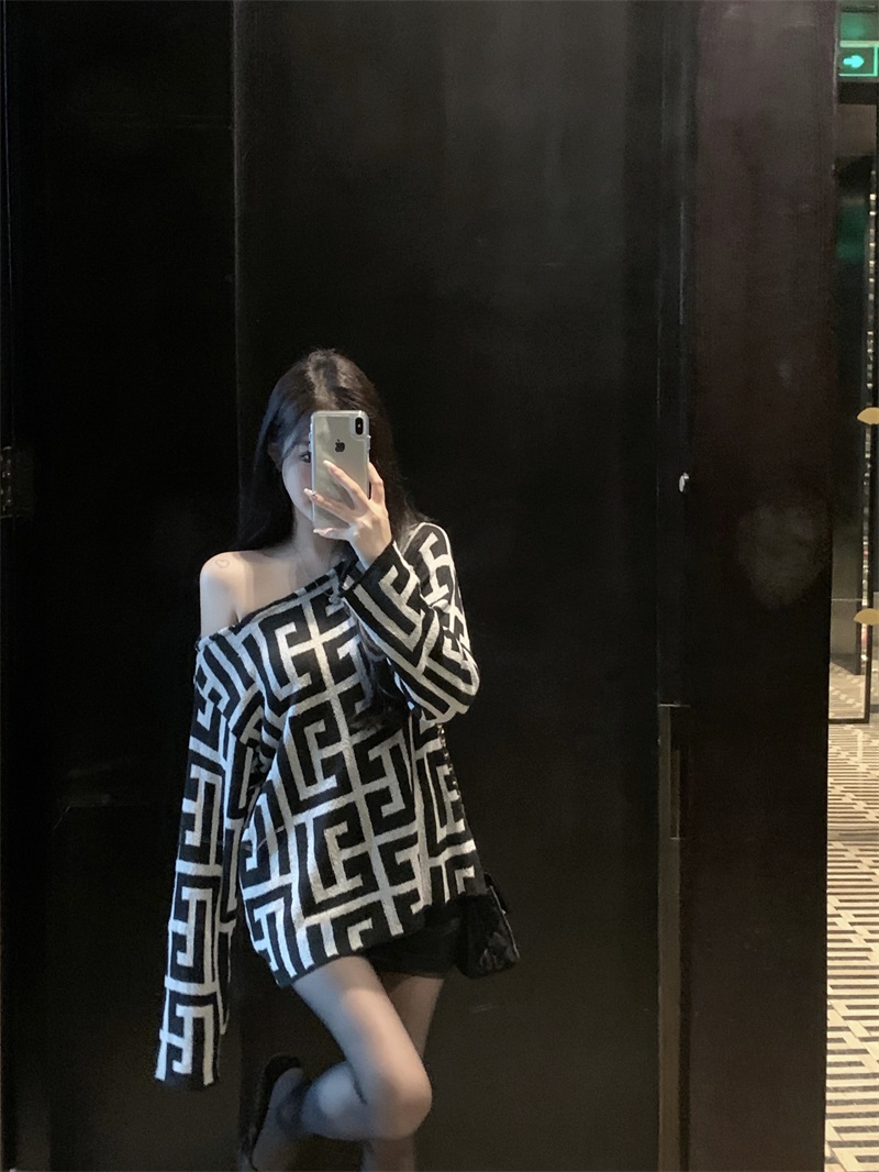 實拍微醺都市經典黑白迷宮復古印花寬鬆針織衫斜肩上衣女