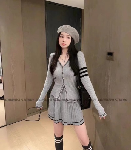 Xiaoxiangfeng knitted two-piece suit skirt for women  early autumn new long-sleeved cardigan top + pleated A-line skirt