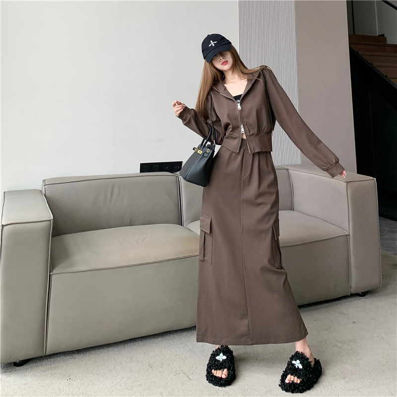 Actual shot of casual fashion suit for women, short double zipper sweatshirt jacket + workwear, waist-cinching and age-reducing slit skirt