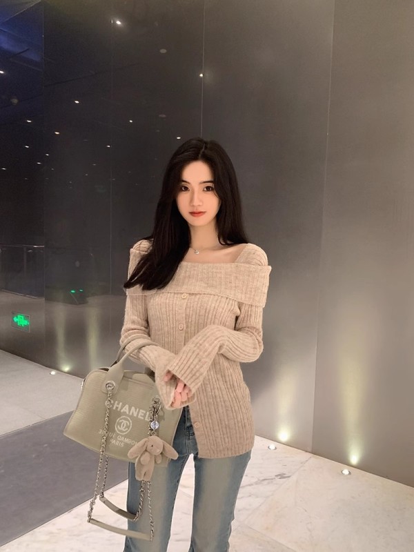 famouswang2023年冬季新款溫柔慵懶鬆弛設計一字肩毛衣針織上衣女