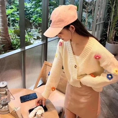 韓版小眾百搭甜美風短款兩粒扣針織衫女新款立體花朵低領長袖開衫