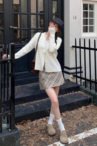 All three standards: Lazy style knitted cardigan + lace white short T + retro temperament plaid skirt suit