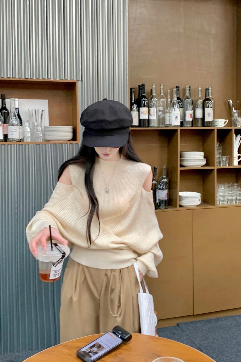 Actual shot of beige color design bat-sleeve off-shoulder knit + design side tie suit casual pants