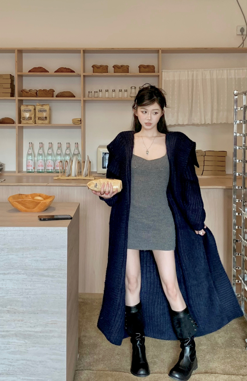 Actual shot of a designer autumn and winter lazy style sweater cardigan + a super figure-flattering and high-end minimalist knitted skirt