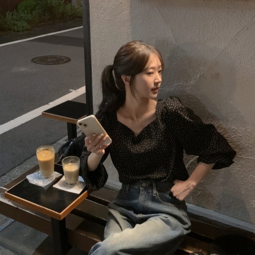 韩国chic法式复古温柔方领露锁骨波点泡泡袖上衣长袖衬衫