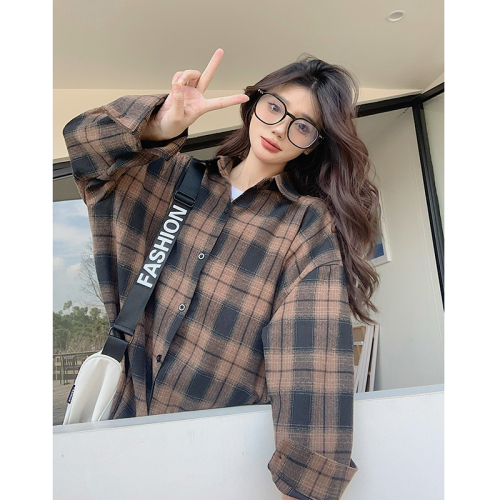 Real shot of retro plaid shirt for women, loose and versatile design shirt, layered long-sleeved top