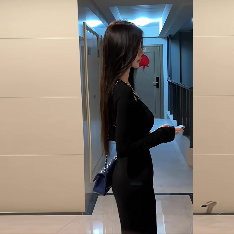 黑色長袖吊帶連衣裙子早秋季2023新款女裝小個子修身包臀後媽長裙