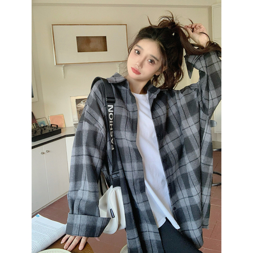 Real shot of retro plaid shirt for women, loose and versatile design shirt, layered long-sleeved top