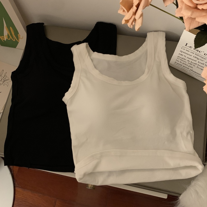 Actual shot of bra-free vest with padded vest and small suspender top for hot girls to wear outside in autumn and winter