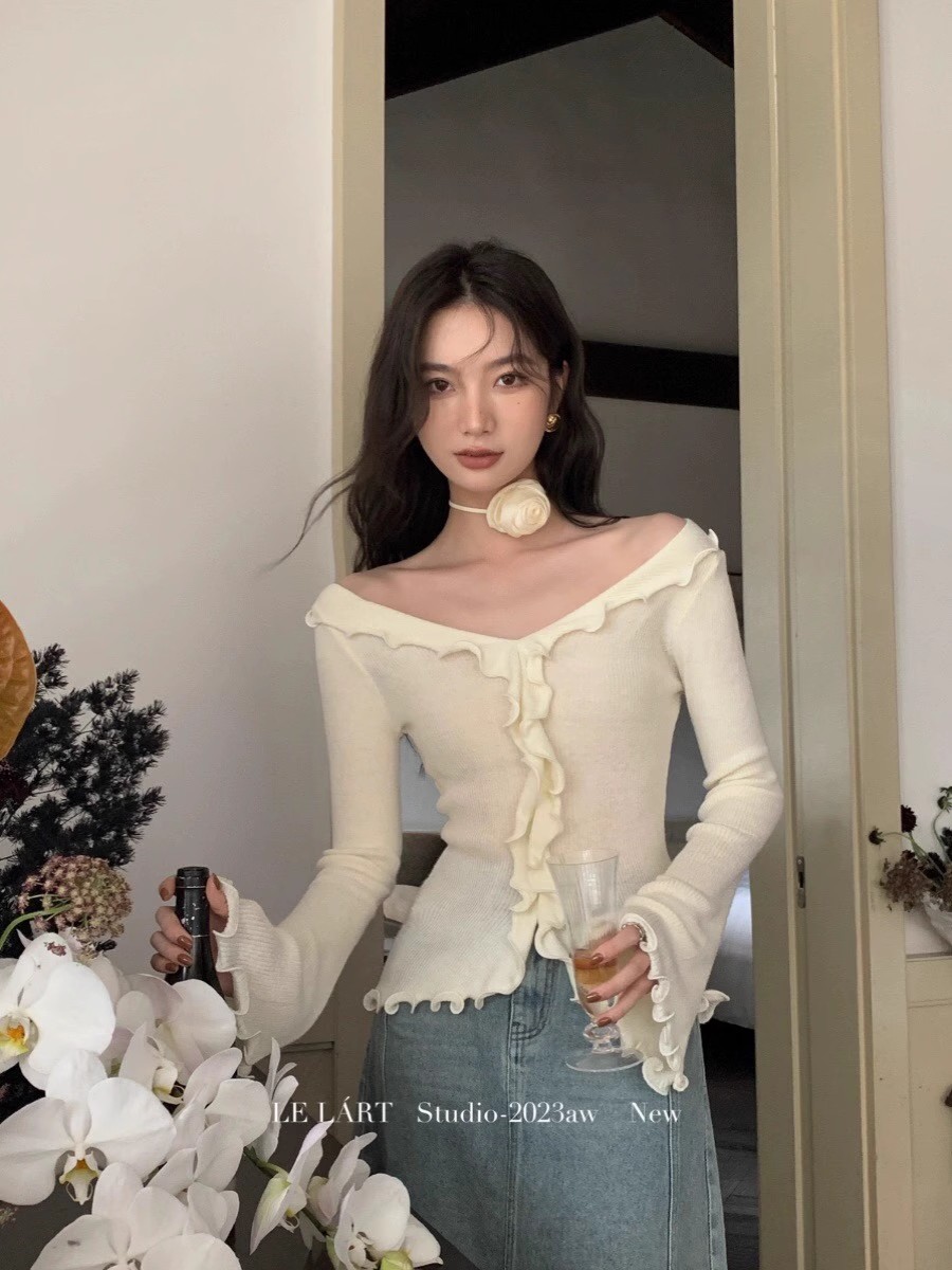 2023早秋新款設計感荷葉邊一字肩修身喇叭袖彈力針織衫女露肩小衫