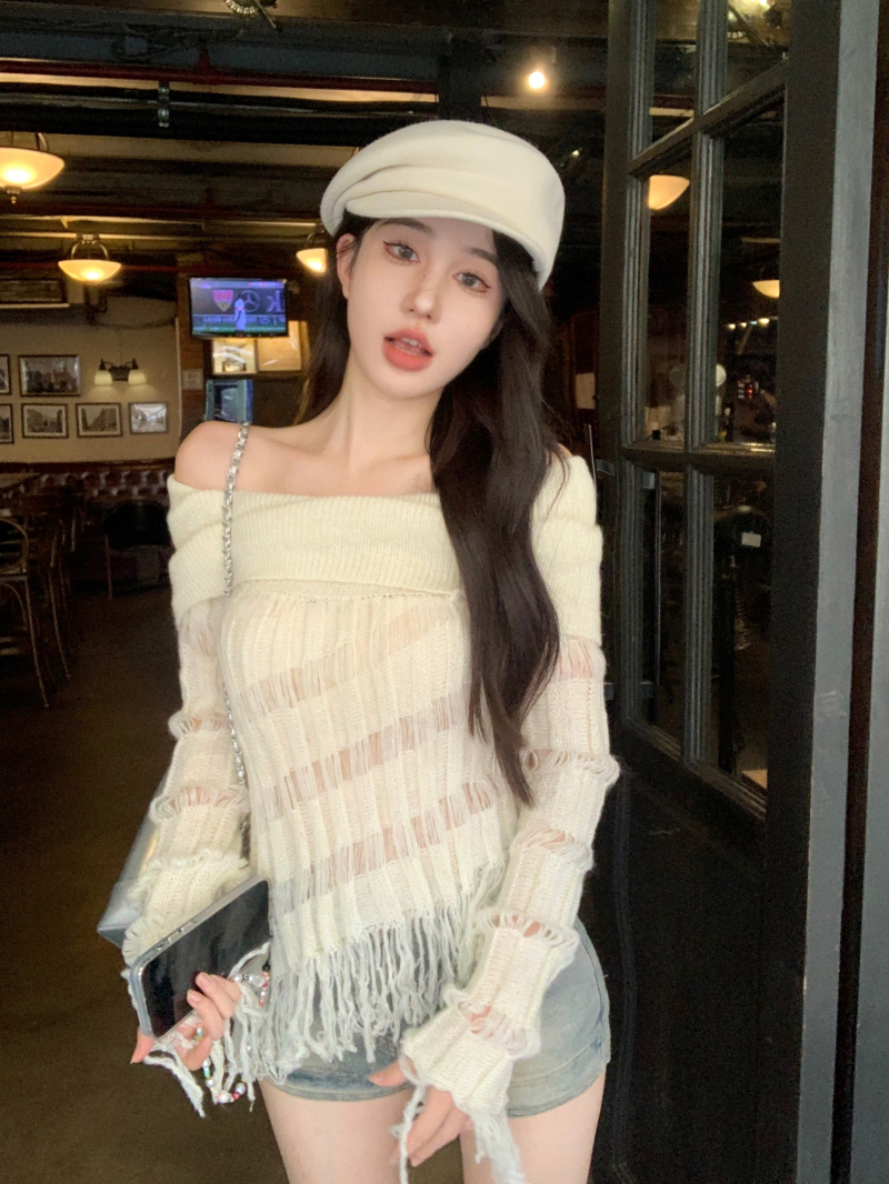 Actual shot of one-shoulder top with niche tassel design, slimming and sexy hot girl hollow knitted sweater