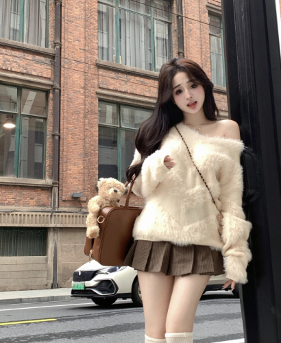 Real shot of soft and waxy knitted cardigan with design for women in autumn and winter new style gentle style niche sweater jacket