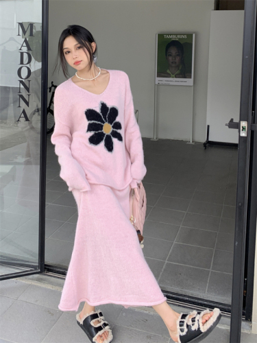 Real shot 2090 floral pink long-sleeved v-neck knitted top + 2091 solid color lined half-length knitted skirt