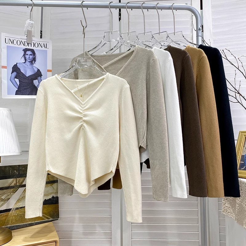 Chic and irregular V-neck halter neck long-sleeved knitted sweater for women in autumn and winter with versatile design for both inside and outside wear.
