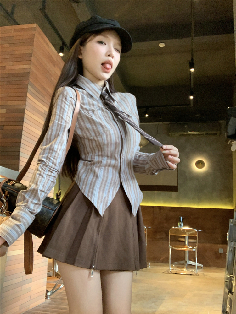 Real shot ~ Striped shirt with tie + A-line pleated skirt suit for women