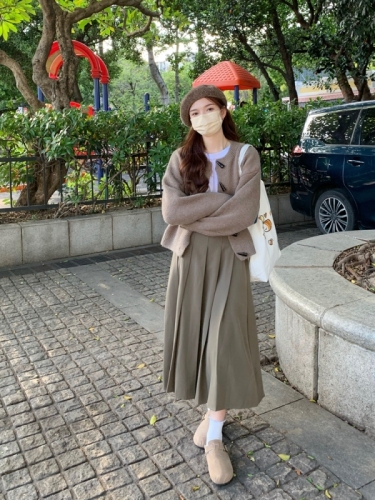 Real shot of autumn retro horn button solid color cardigan sweater jacket + pleated skirt high waist slimming skirt