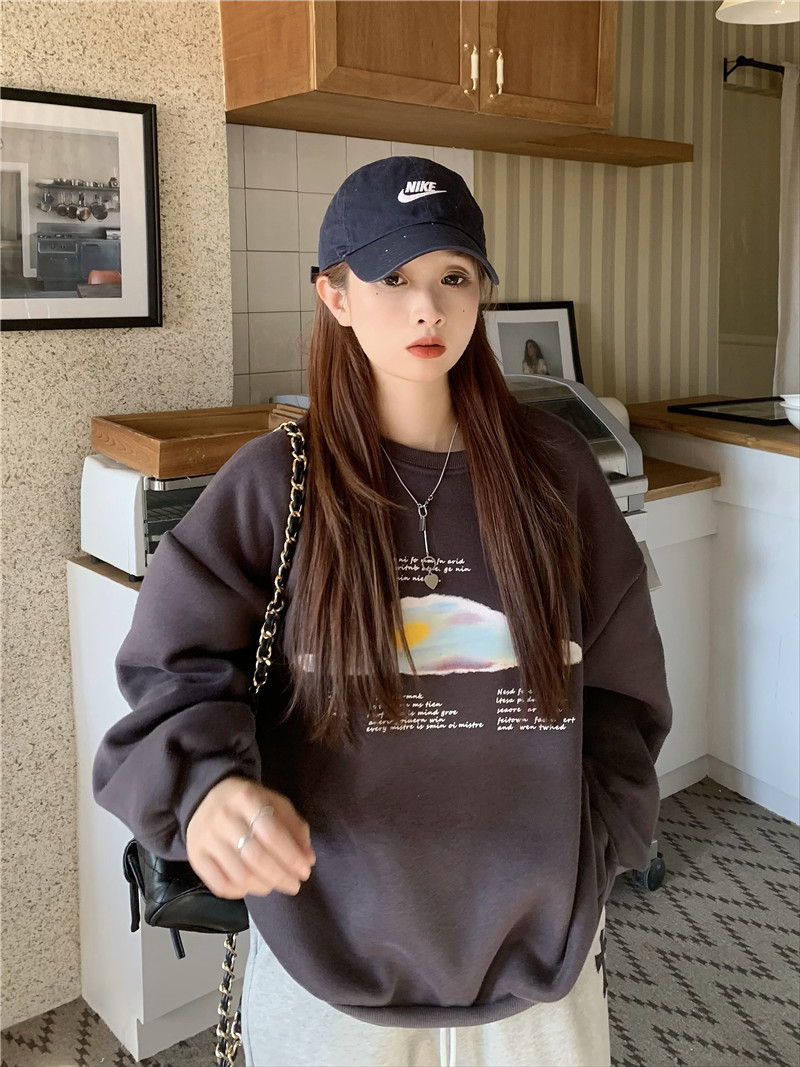 Actual shot of long-sleeved printed sweatshirt for women in autumn and winter new style loose slimming inner bottoming round neck pullover top