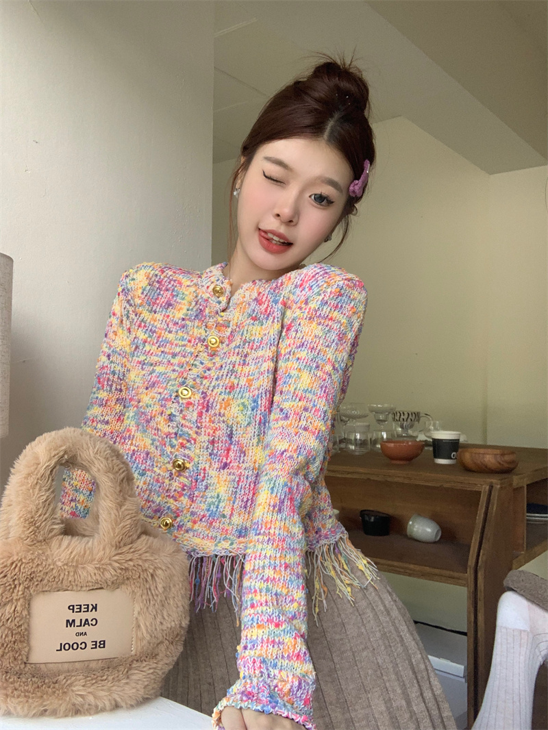 Actual shot of autumn and winter colorful tassels, gentle fragrance, soft waxy sweaters, niche design knitted cardigans