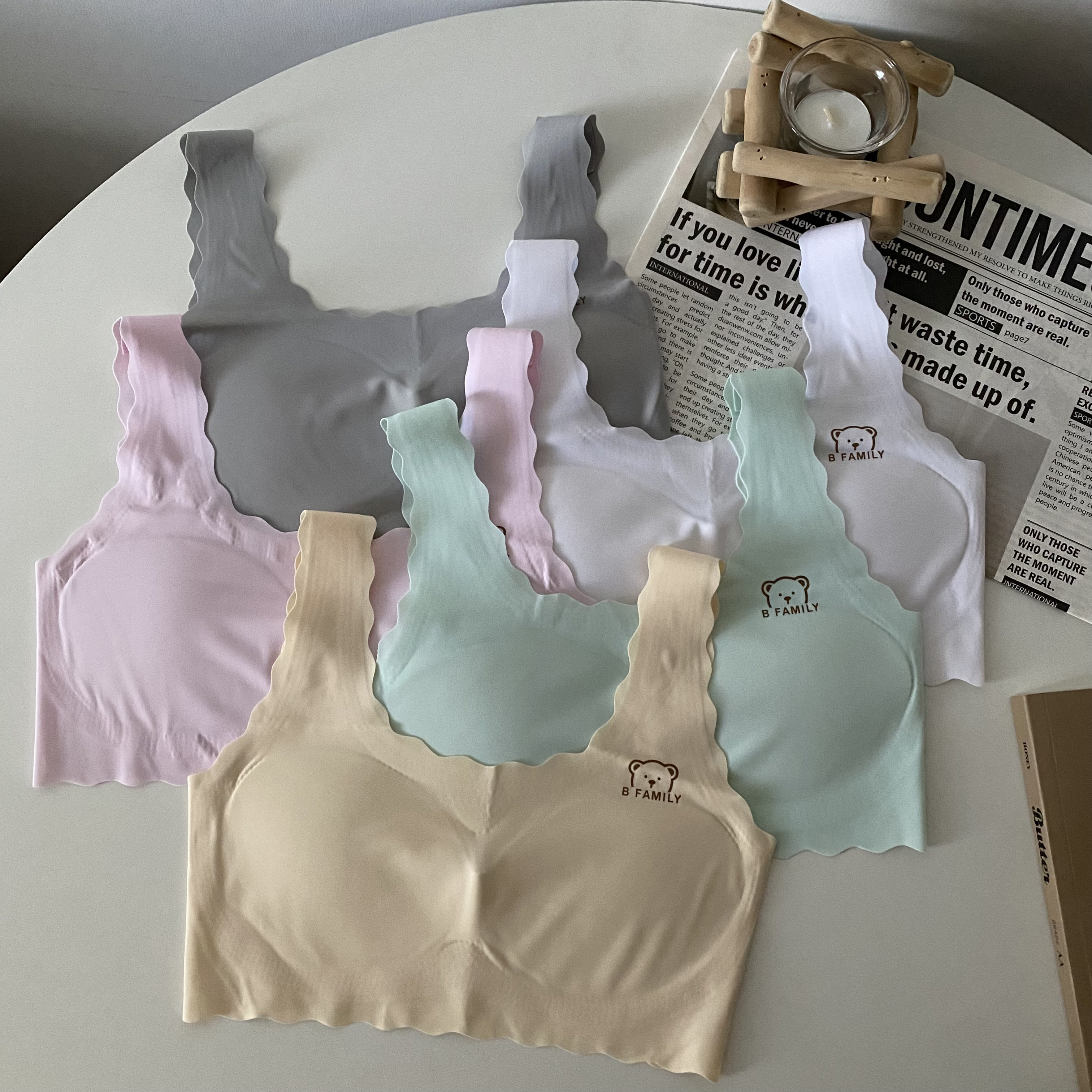 Real shot of wire-free bra, comfortable and soft colored cotton underwear, nude-feeling zero-restraint sports bra