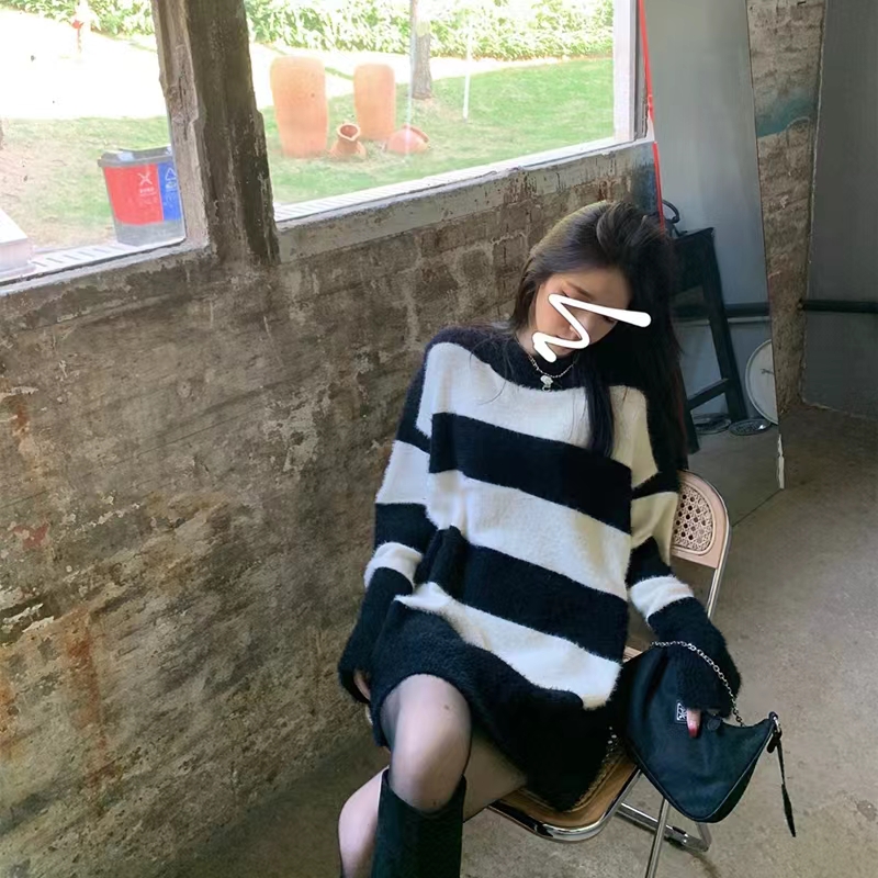 momenthome人間甜味2023春秋新款仿貂毛套頭上衣黑奶白毛衣女