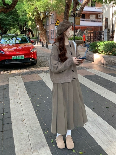 Real shot of autumn retro horn button solid color cardigan sweater jacket + pleated skirt high waist slimming skirt
