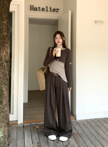 Real shot of waist-revealing short knitted outerwear + bottoming suspenders + drapey slimming straight wide-leg suit pants for women