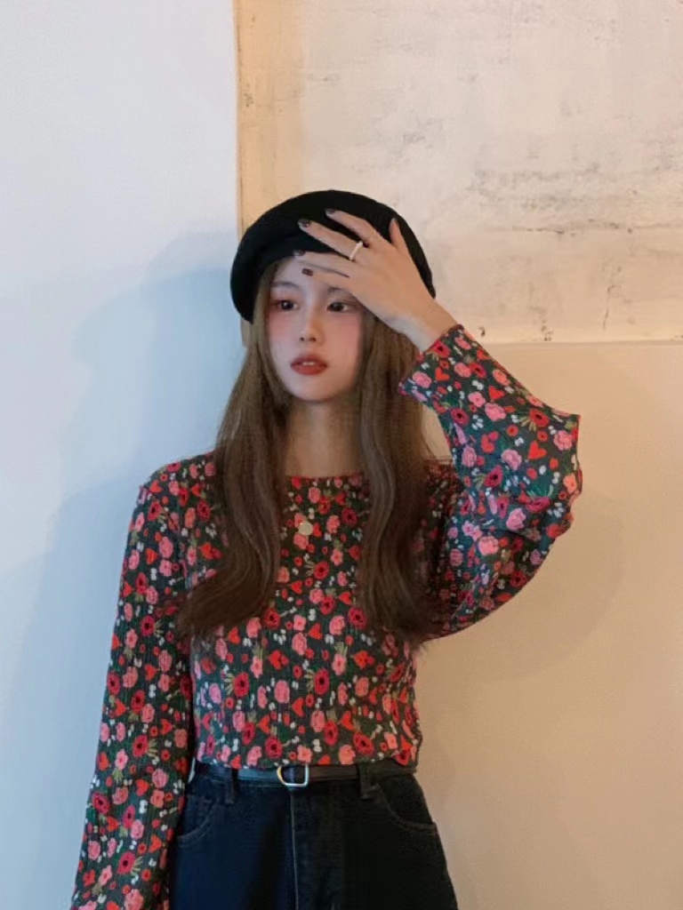 Real shot of three standard niche age-reducing floral tops Hong Kong style slimming retro long-sleeved T-shirt
