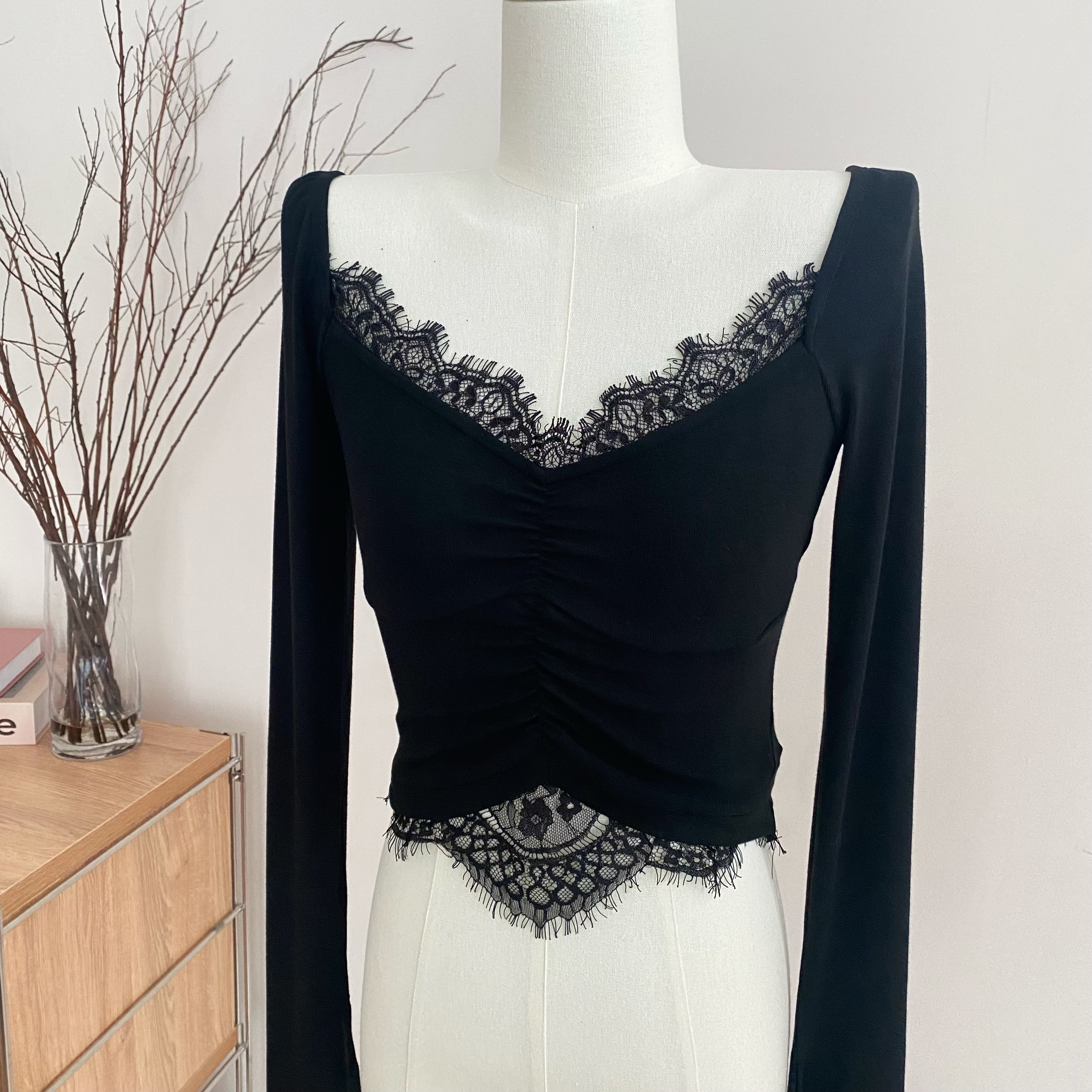 Hot girl white v-neck long-sleeved inner T-shirt women's autumn sexy lace stitching slim short bottoming shirt top