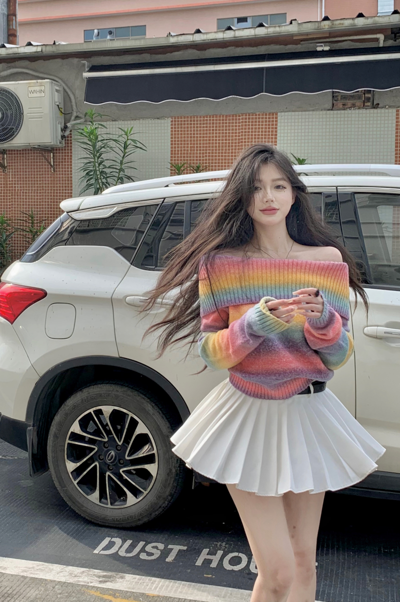 Actual shot of one-shoulder loose colorful high-end striped knitted sweater + slim hottie A-line pleated culottes