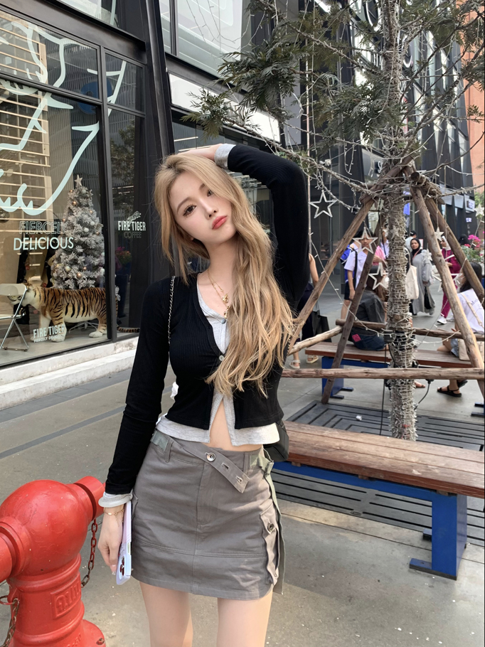 Fake two-piece v-neck long-sleeved T-shirt for women spring 2023 new hot girl versatile slim design niche short top