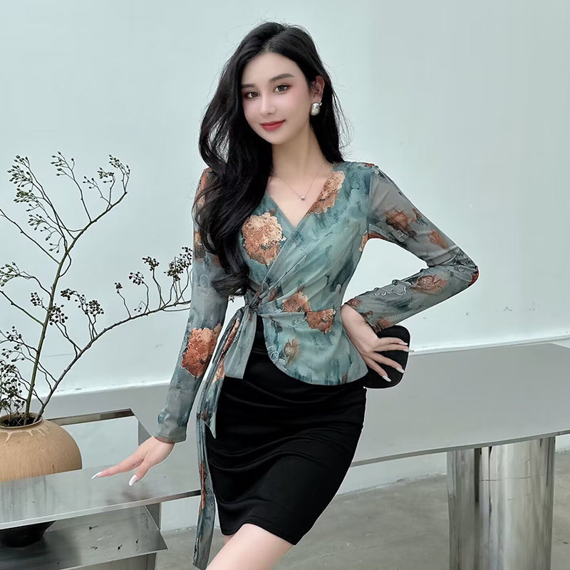 Real shot of long-sleeved nightclub anchorwoman's feminine and sexy V-neck splicing slim-fitting waist-hugging floral dress