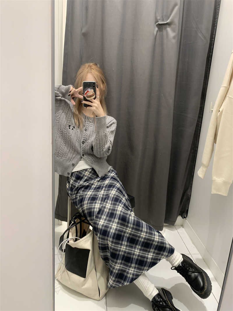 Actual shot ~ Korean style versatile gray twist knitted cardigan + temperamental retro blue plaid skirt