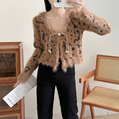 Xiaoxiangfeng soft waxy knitted foreign style short style ripped niche leopard print seahorse hair sweater coat cardigan women European goods