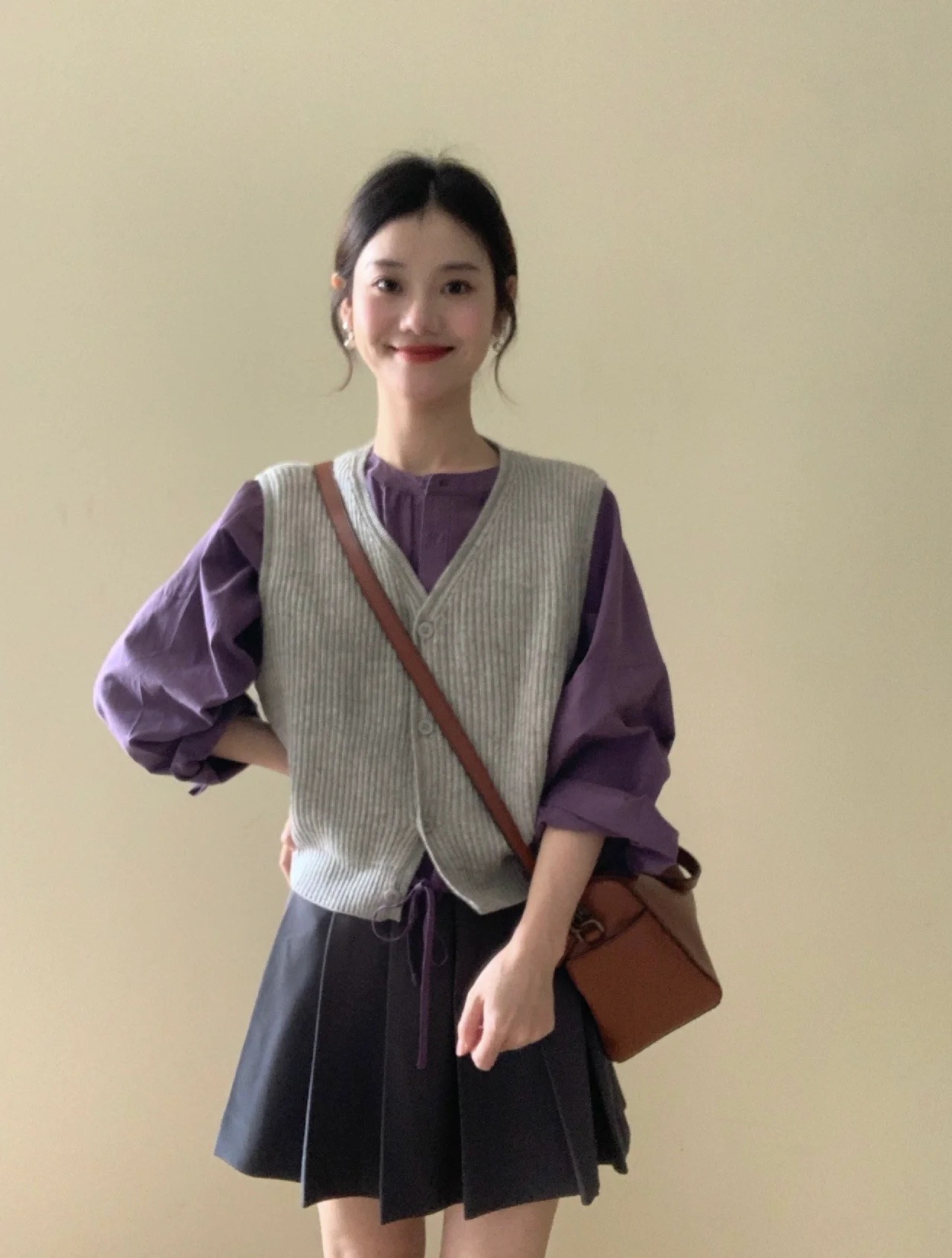 秋裝搭配一整套小個子灰針織馬甲紫色襯衫配裙子韓劇穿搭三件套裝