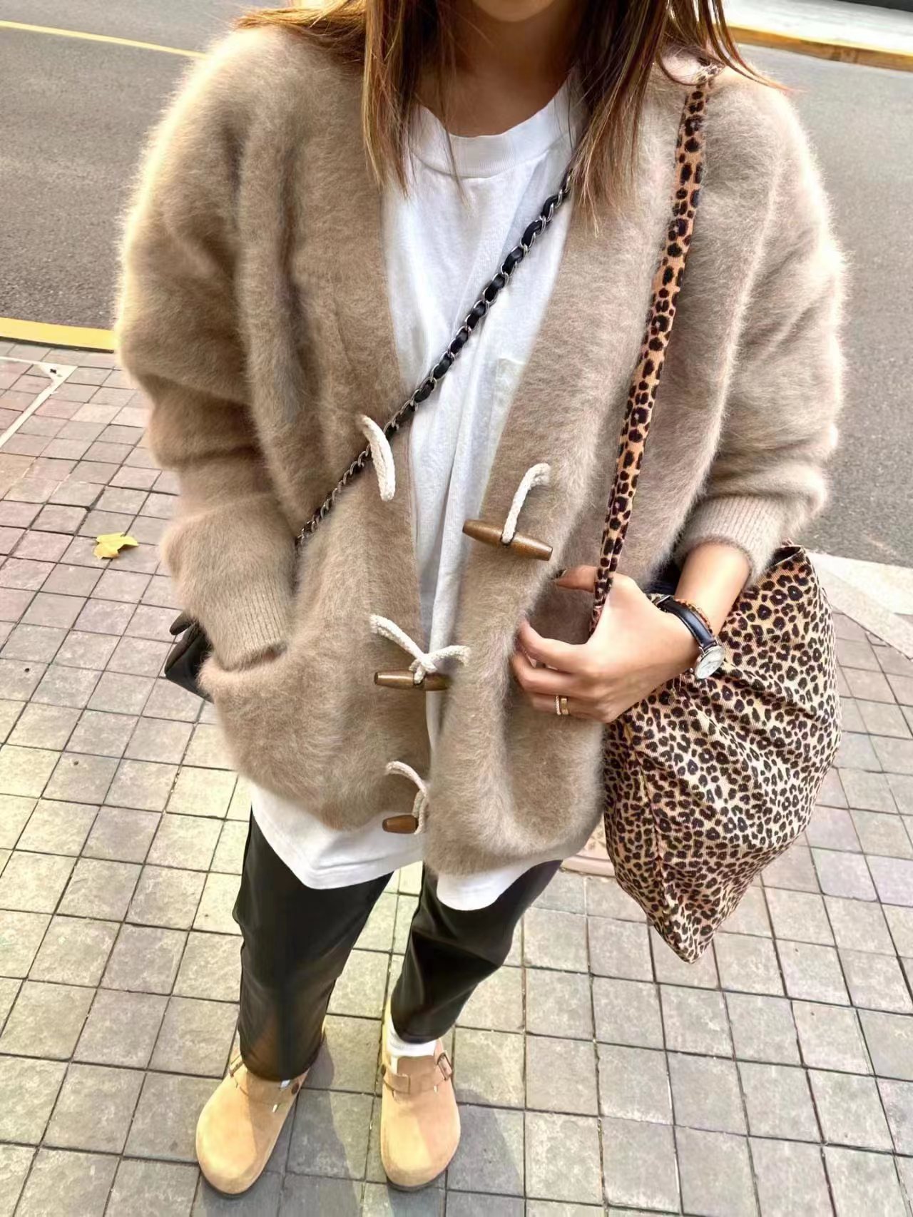Horn button v-neck sweater cardigan jacket for women in autumn and winter, retro, lazy, loose, gentle, soft, waxy and high-end