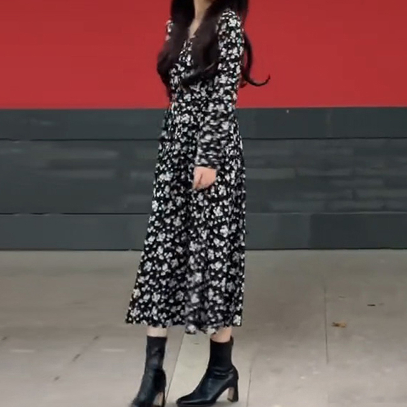 法式長袖碎花連衣裙子女裝秋季2023新款奶茶系穿搭高級垂墜感長裙
