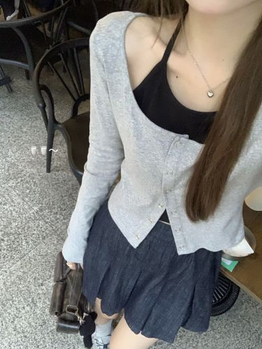 Real shot of three standard Qi early autumn hot girl short fake two-piece sweater women's long-sleeved top