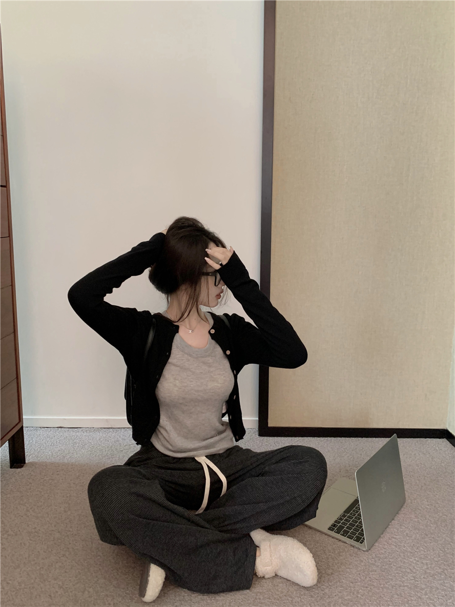 Real shot of blended pure wool and silk T-shirt, slim-fitting stretchy autumn and winter bottoming shirt, loose wide-leg striped trousers suit