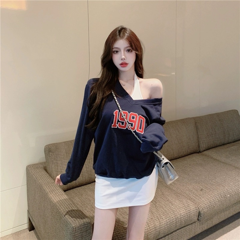 Thin sweatshirt women's V-neck two-piece suit 2023 autumn and winter age-reducing design off-shoulder fake two-piece long-sleeved top