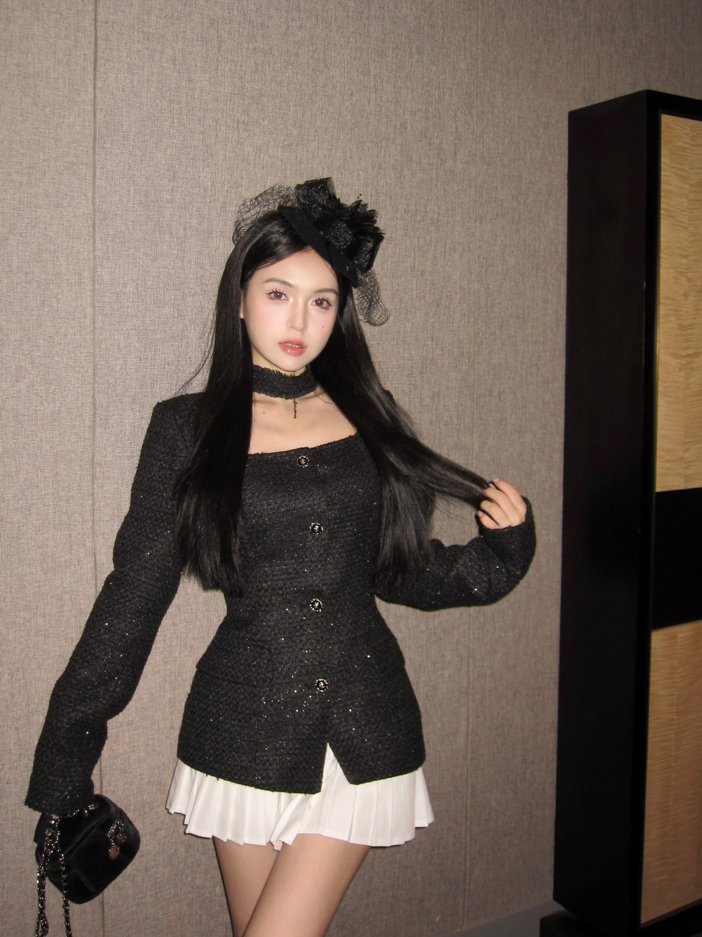 Actual shot of a small black fragrant sparkling coat, autumn and winter high-end ladylike temperament, waist-cinching mid-length top
