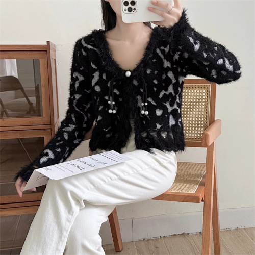 Xiaoxiangfeng soft waxy knitted foreign style short style ripped niche leopard print seahorse hair sweater coat cardigan women European goods