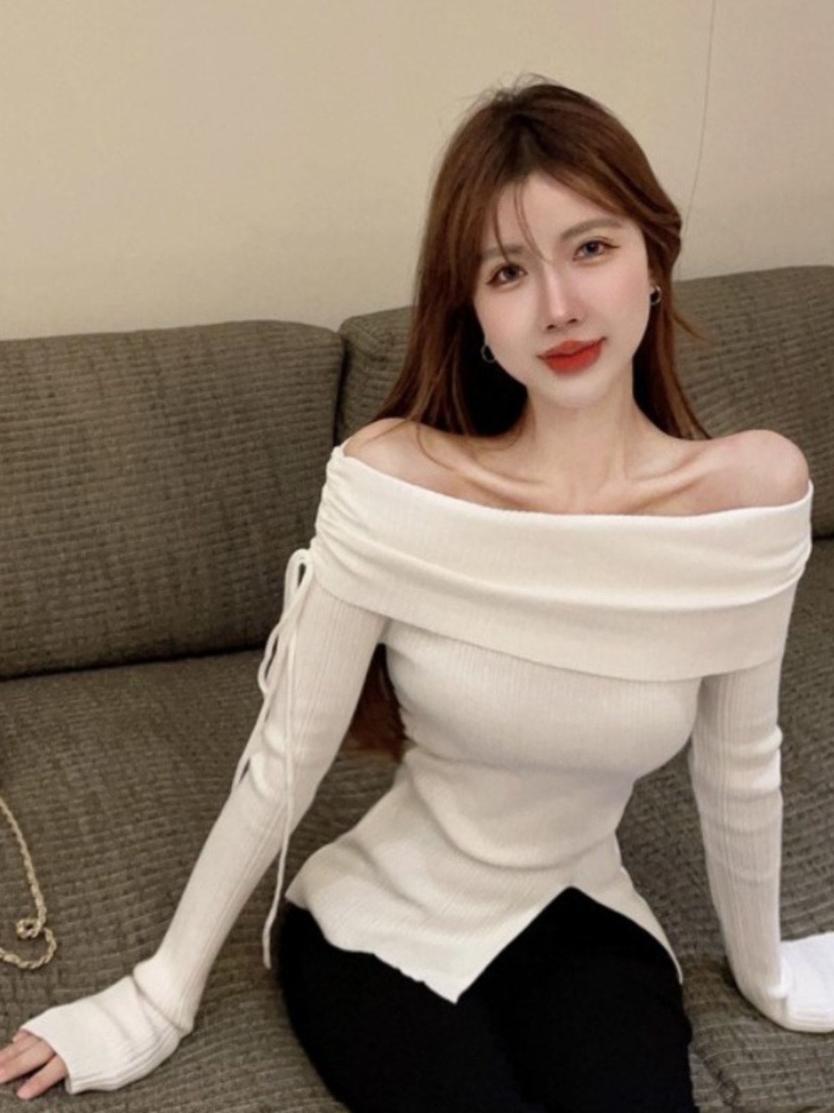 Autumn and winter designed one-line neckline off-shoulder tight long-sleeved bottoming shirt for women with slit sexy strappy knitted top