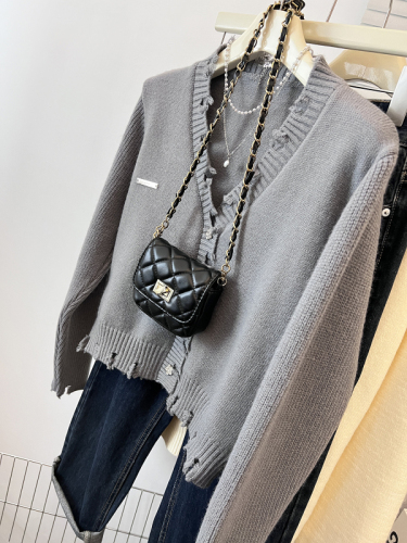 Design niche v-neck knitted cardigan for women in autumn Korean style gray short hot girl high-end sweater jacket trendy