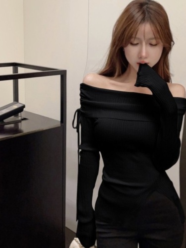 One-line collar, off-shoulder, tight-fitting long-sleeved bottoming shirt for women, autumn and winter design, slit inside, sexy strappy knitted top